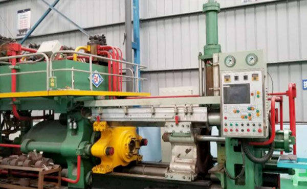4500 tons of large extruder equipment